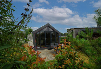 Solo Retreat Lodge bei Bad Hulckesteijn in den Niederlanden, modern gestaltet, umgeben von grüner Natur.