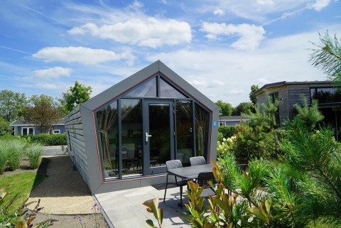 Moderne Solo Retreat-lodge bij Bad Hulckesteijn, Nederland, met terras en karakteristieke uitstraling.
