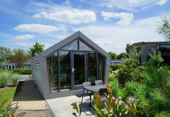 Modernes Solo Retreat-Lodge bei Bad Hulckesteijn, Niederlande, mit Terrasse und stilvoller Architektur.