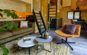 Knusse moderne woonkamer in Tiny House bij Bad Hulckesteijn in Nederland met houten interieur en loft.