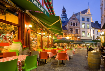 Acogedor restaurante al aire libre con sillas de colores y manteles a cuadros en Vresse-sur-Semois, Namur, Bélgica.