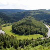 Vista panorámica del río Semois serpenteando entre colinas verdes cerca de Vresse-sur-Semois, Namur, Bélgica.