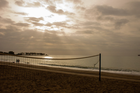 Rete da beach volley al tramonto presso TAIGA Almeria Playa, un villaggio turistico in Andalusia, Spagna.