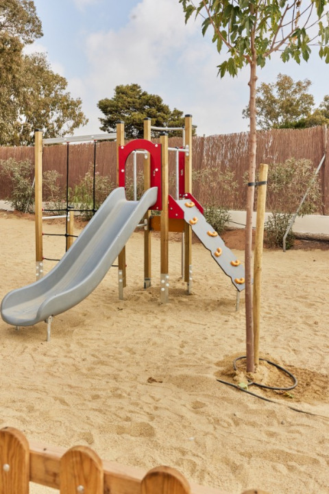 Parque infantil con tobogán y rocódromo en TAIGA Almeria Playa, parque vacacional en Andalucía, España.