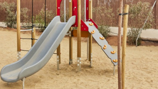 Parque infantil con tobogán y rocódromo en TAIGA Almeria Playa, parque vacacional en Andalucía, España.