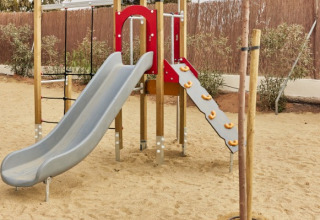 Legeplads med rutsjebane og klatrevæg i TAIGA Almeria Playa, feriepark i Andalusien, Spanien.