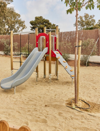 Parque infantil con tobogán y rocódromo en TAIGA Almeria Playa, parque vacacional en Andalucía, España.