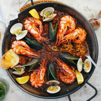 Paella tradicional de mariscos con gambas y almejas, servida cerca de Cuevas del Almanzora, Andalucía, España.