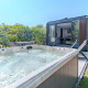 Udendørs jacuzzi og loungeområde foran Forest Cabin på Holiday Park BreeBronne i Holland.
