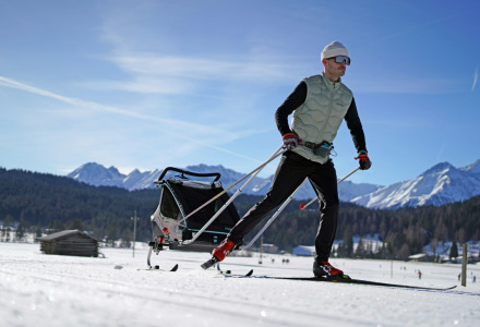 Hombre practicando esquí de fondo y tirando de un trineo cerca de Val-Des-Près, Provence-Alpes-Côte d’Azur.