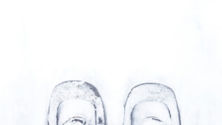 Vista superior de raquetas de nieve cubiertas de nieve en un parque vacacional con glamping.