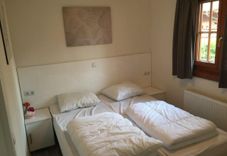 Dormitorio en Boekhorst 4 en De Achterhoek, Países Bajos, con dos camas individuales y ventana con cortinas.