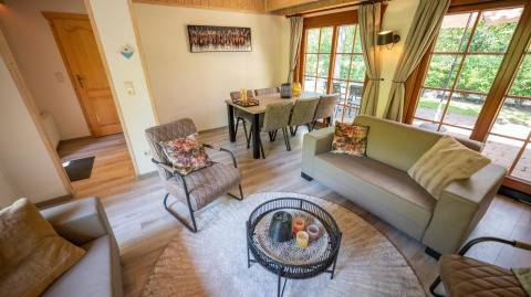 Salon chaleureux du Boekhorst 6 à De Achterhoek, Pays-Bas, avec grandes fenêtres et mobilier moderne élégant