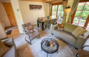 Salon chaleureux du Boekhorst 6 à De Achterhoek, Pays-Bas, avec grandes fenêtres et mobilier moderne élégant