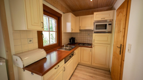 Acogedora cocina en la cabaña Boekhorst 6 de De Achterhoek, Países Bajos, con madera y electrodomésticos modernos.