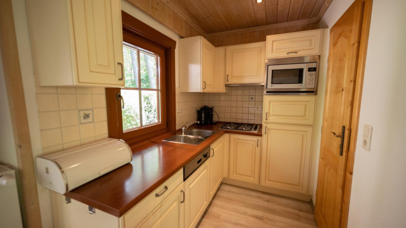 Acogedora cocina en la cabaña Boekhorst 6 de De Achterhoek, Países Bajos, con madera y electrodomésticos modernos.