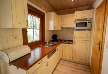 Knusse keuken in Boekhorst 6 lodge bij De Achterhoek, Nederland, met houten details en moderne toestellen.