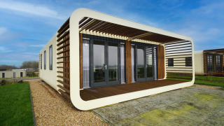 Moderne Lodge namens Mode 6 mit großen Fenstern, Holzterrasse und origineller gebogener Fassade.