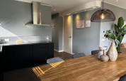 Modernes Küchen- und Esszimmer einer Lodge mit Holztisch bei Modus Sauna 4, De Achterhoek, Niederlande.
