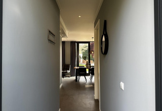 Indgang til Modus Sauna 4-lodge ved De Achterhoek, Nederlandene, med udsigt til spise- og opholdsområde.