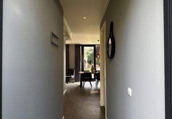 Inkomhal van Modus Sauna 4 lodge te De Achterhoek, Nederland, met zicht op eetruimte en zithoek.