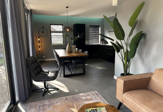 Moderne woon- en eetruimte in Modus Sauna 4 lodge bij De Achterhoek, Nederland, met stijlvolle inrichting.
