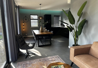 Modernes Wohnzimmer und Essbereich in der Modus Sauna 4 Lodge bei De Achterhoek, Niederlande, mit stilvoller Einrichtung.