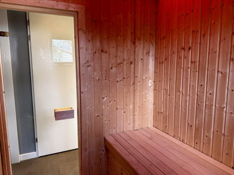 Interieur van een houten saunaruimte met bankje in Modus Sauna 4, De Achterhoek, Nederland.