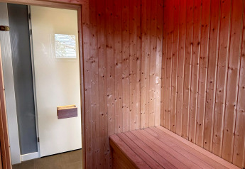 Interieur van een houten saunaruimte met bankje in Modus Sauna 4, De Achterhoek, Nederland.