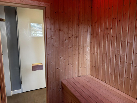 Vista interior de una sauna de madera con banco en Modus Sauna 4, De Achterhoek, Países Bajos.