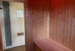 Vista interna di una sauna in legno con panca a Modus Sauna 4, De Achterhoek, Paesi Bassi.