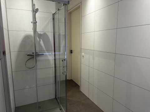 Moderne Dusche mit Glastüren in einem Bad der Modus Sauna 4, De Achterhoek, Niederlande.