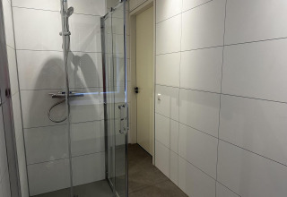 Moderne Dusche mit Glastüren in einem Bad der Modus Sauna 4, De Achterhoek, Niederlande.