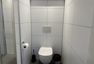 Bagno moderno al Modus Sauna 4 presso De Achterhoek nei Paesi Bassi, con piastrelle bianche.