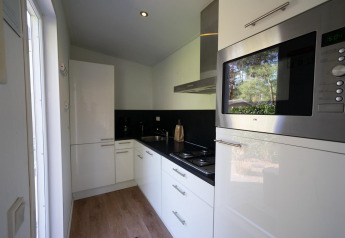 Cucina moderna nel Pavilion 4 al De Achterhoek nei Paesi Bassi, con mobili e elettrodomestici bianchi.