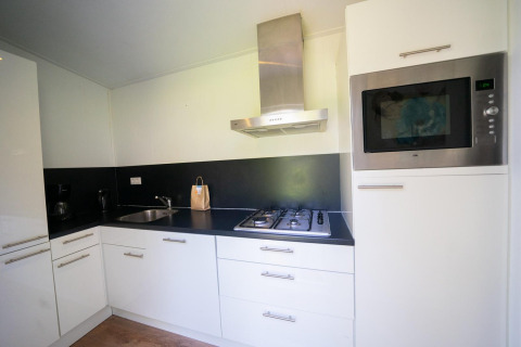 Moderne Küche mit Herd, Backofen und Spüle in Pavillon 4, De Achterhoek, Niederlande.