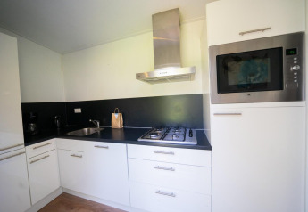 Cocina moderna con estufa, horno y fregadero en el Pavilion 4, De Achterhoek, Países Bajos.