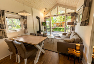 Helles Interieur einer Lodge namens Tiny House 4 in De Achterhoek, Niederlande, mit Gartenblick.