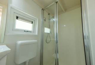 Helles Badezimmer mit Dusche und Fenster im Tiny House 4, De Achterhoek, Niederlande.
