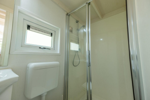 Helles Badezimmer mit Dusche und Fenster im Tiny House 4, De Achterhoek, Niederlande.