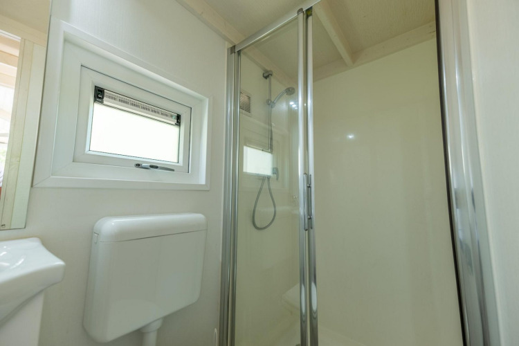 Helles Badezimmer mit Dusche und Fenster im Tiny House 4, De Achterhoek, Niederlande.