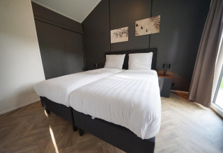 Chambre moderne au Baby cottage lodge à Kaatsheuvel, Pays-Bas, avec lits jumeaux et décoration élégante.