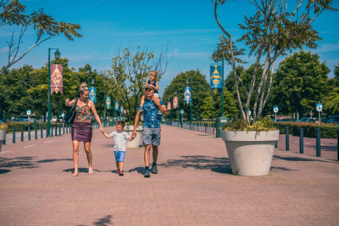 Una famiglia passeggia in una giornata soleggiata davanti al Pavilion Maximaal a Kaatsheuvel, Paesi Bassi.