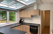 Moderne Küche in der Berkel-Lodge in Kaatsheuvel, Niederlande, mit Oberlicht und Holzschränken.