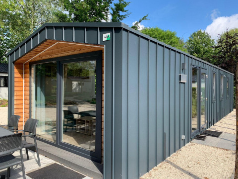 Lodge moderno Berkel en Kaatsheuvel, Países Bajos, con revestimiento metálico y amplios ventanales.