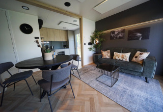 Sala de estar moderna y cocina en la lodge Domus de Kaatsheuvel, Países Bajos, con decoración elegante.