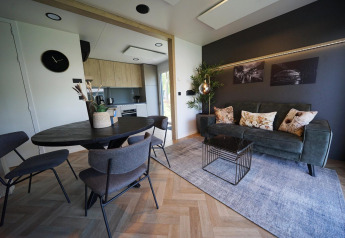 Moderne woonkamer en keuken in Domus lodge te Kaatsheuvel, Nederland, met stijlvolle inrichting.