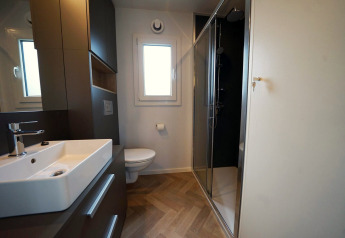 Modernes Badezimmer in der Domus Lodge, Kaatsheuvel, Niederlande, mit Dusche, WC und Waschbecken.