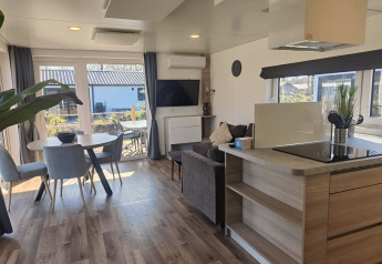 Modernes Lodge-Interieur in Domus, Kaatsheuvel, Niederlande mit Wohnzimmer, Essbereich und Küche.
