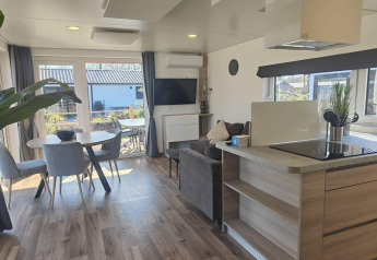 Modern lodge-interieur in Domus, Kaatsheuvel, Nederland, met woon-, eet- en keukenruimte.